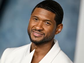 Usher lächelt