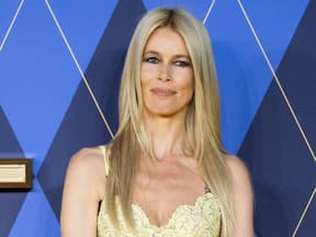 Claudia Schiffer vor einem blauen Hintergrund