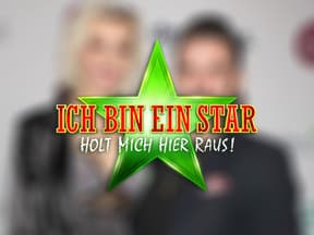 Verena Kerth und Marc Terenzi verschwommen hinter Dschungelcamp-Logo