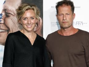 Franziska Machens und Til Schweiger stehen Arm in Arm