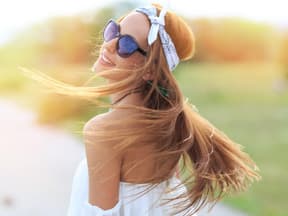 Frau mit Sommer-Haaren