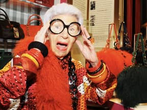 Iris Apfel im Oktober 2023 mit vielen Accessoires