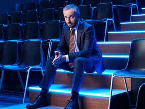 Jan Böhmermann sitzt im ZDF-Studio