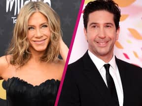 Jennifer Aniston und David Schwimmer lächeln glücklich