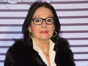 Nana Mouskouri mit Brille