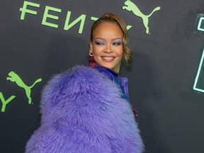 Rihanna lächelt bei einem fenty event