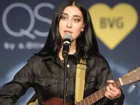 Sängerin Elif mit Gitarre auf der Bühne