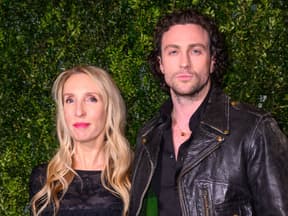 Sam und Aaron Taylor-Johnson stehen vor einer Hecke