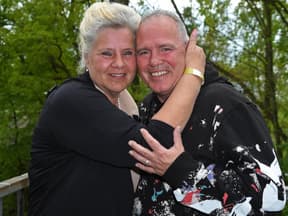 Silvia Wollny umarmt Harald Elsenbast