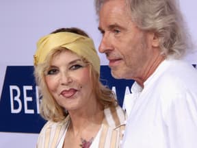 Thea und Thomas Gottschalk schauen in verschiedene Richtungen