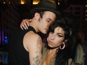 Amy Winehouse traurig im Arm ihres damaligen Partners Blake Fielder-Civil 