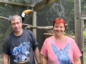 "Bauer sucht Frau International" 2024: Ulrike aus Brasilien und Kandidat Heiko mit einem Papagei