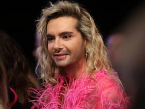 Bill Kaulitz sieht glücklich aus