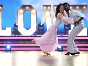 Biyon Kattilathu und Malika Dzumaev tanzen bei "Let's Dance" Quickstep.