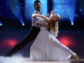 Biyon Kattilathu und Marta Arndt tanzen langsamen Walzer bei "Let's Dance".