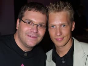 Elton und Oliver Pocher lächeln 