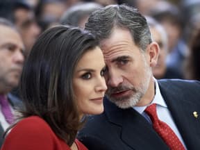 Felipe von Spanien flüstert Letizia von Spanien etwas ins Ohr 