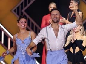 Jana Wosnitza und Vadim Garbuzov fruen sich bei "Let's Dance"