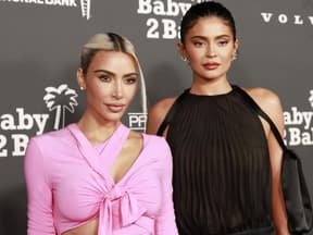 Kim Kardashian und Kylie Jenner stehen zusammen