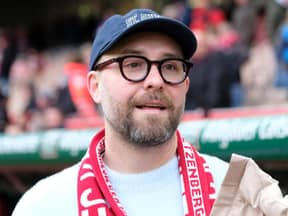 Mark Forster sieht erschrocken aus