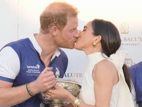 Prinz Harry und Herzogin Meghan küssen sich nach dem Polo-Turnier in Florida, 2024.