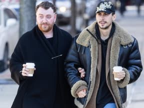 Sam Smith und Christian Cowan spazieren Arm in Arm durch New York City