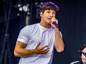 Wincent Weiss singt auf der Bühne