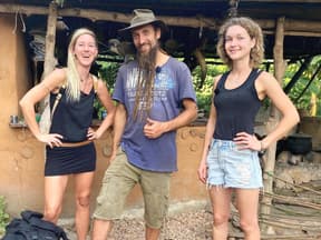 "Bauer sucht Frau International"-Kandidat Philipp aus Togo mit seinen Hofdamen Susanne und Caro