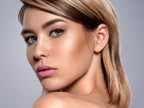 Frau mit Blush für Sommer-Glow