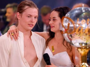 Gabriel Kelly und Malika Dzumaev neben dem Let's Dance-Pokal