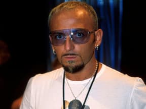 DJ Gigi D'Agostino im Jahr 2000 mit Sonnenbrille