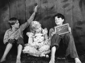 Szene aus "Tom Sawyer" mit Junior Durkin, Mitzi Green und Jackie Coogan (v.r.)