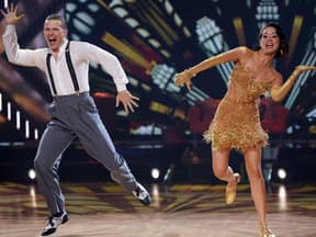 Gabriel Kelly und Malika Dzumaev tanzen einen Charleston im "Let's Dance"-Halbfinale.