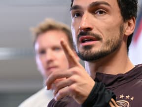 Mats Hummels erhebt den Zeigefinger, Julian Nagelsmann im Hintergrund