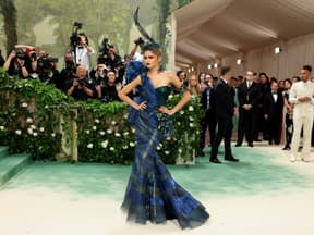 Zendaya als Pfau in einem blaugrünen Kleid bei der MET Gala 2024