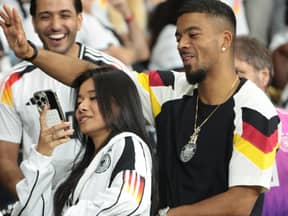 Benjamin Henrichs mit einer Frau am Spielfeldrand der EM 2024