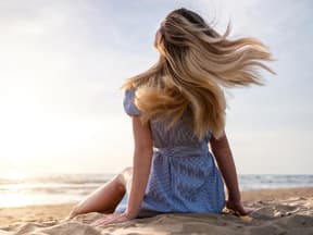 Frau mit schönen Haaren am Meer