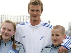 David Beckham mit jungem Harry Kane & dessen heutger Frau