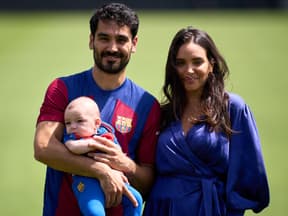 Ilkay Gündogan und Ehefrau Sara Arfaoui mit Sohn Kais beim FC Barcelona 2023