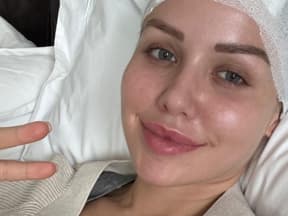 Kim Gloss mit Verband um den Kopf im Krankenhausbett