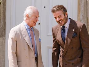 König Charles und David Beckham lachen