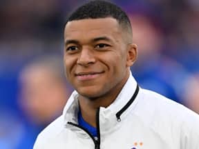 Kylian Mbappé lächelt