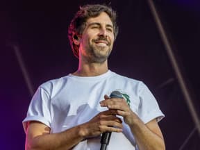 Max Giesinger lächelt zur Seite