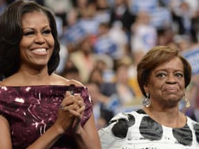 Michelle Obama und ihre Mutter Marian Shields Robinson klatschen.