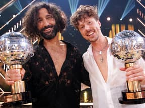 Massimo Sinató und Valentin Lusin strahlen mit ihrem "Let's Dance"-Pokal um die Wette.