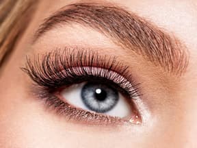 Perfekter Blick mit Wimpern und Augenbrauen