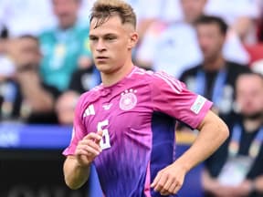 Joshua Kimmich bei einem Fußball-Spiel im Rahmen der EM 2024 im pinken Trikot