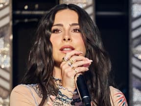 Lena Meyer-Landrut guckt ernst bei einem Konzert