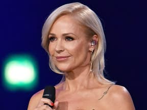 Michelle mit blonden Haaren 2023