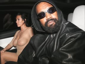 Bianca Censori und Kanye West mit Sonnenbrille im Auto